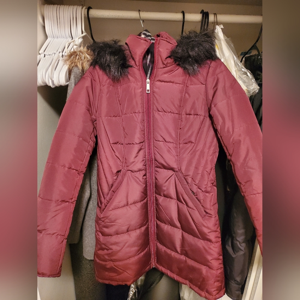 Elegant Maroon Puffer Jacket with Faux Fur